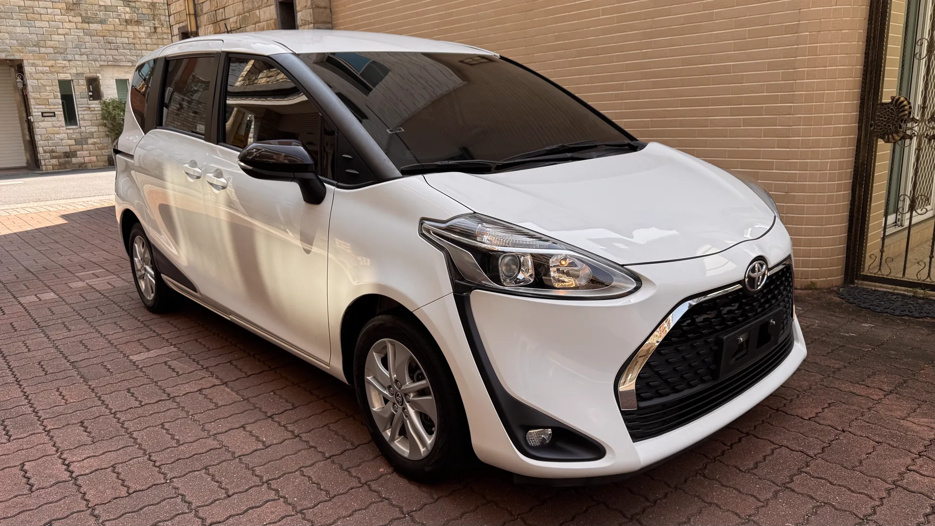 2022 Toyota Sienta 1.5L 白色車身左前側實車照